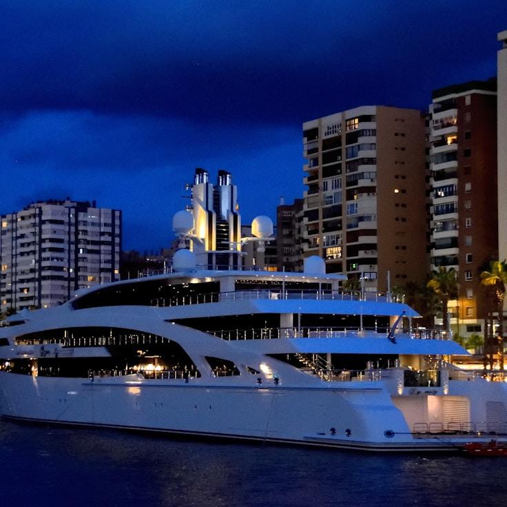 Opulent dining on deck